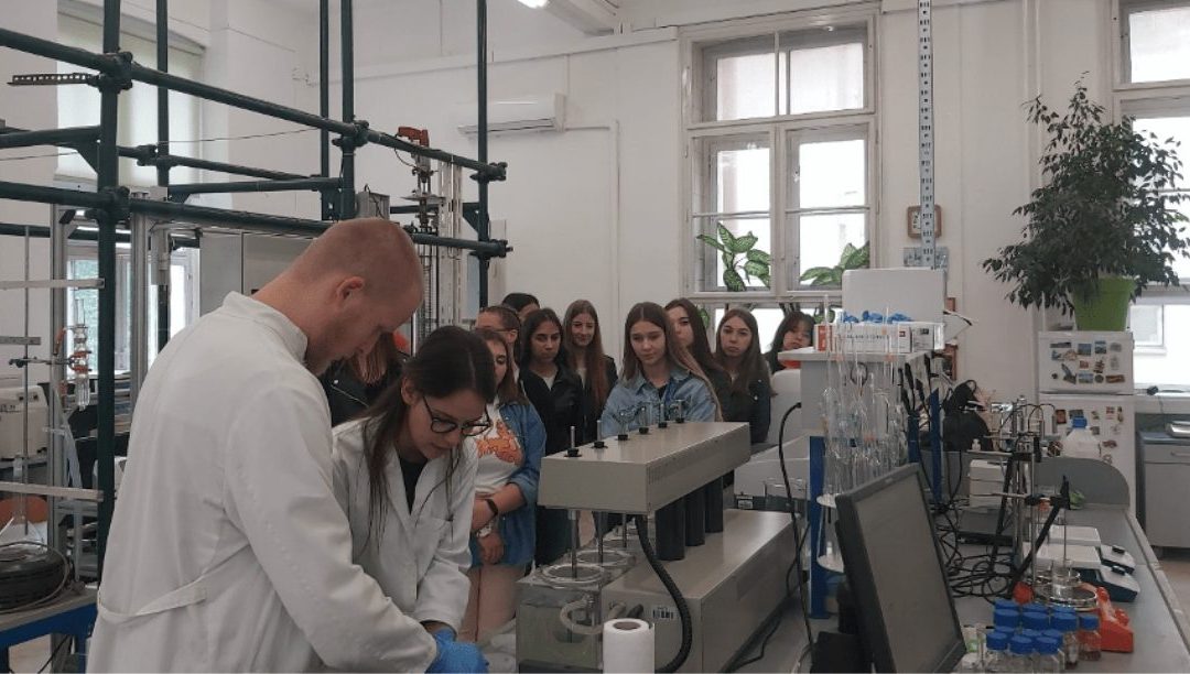 Zanimljivi kemijski pokusi oduševili više od 100 učenika